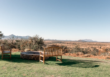 the-eco-hunter-jagdfarm-uebersicht-klein-grillstelle-garten-weite-aussicht-khomas-hochland