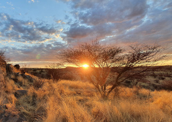 the-eco-hunter-jagdfarm-zwei-uebersicht-klein-sonnenuntergang-trockene-landschaft-weite-aussicht-khomas-hochland