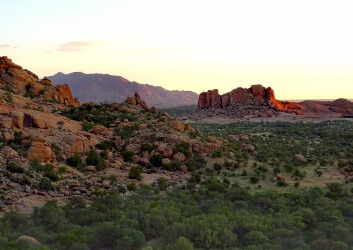 the-eco-hunter-jagdfarm-erongo-uebersicht-panorama-ausblick-erongo-gebirge-gruene-landschaft-sonnenuntergang