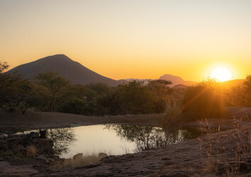 the eco hunter jagdfarm klein erongo sonnenuntergang damm schoener ausblick berge