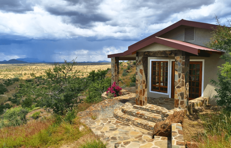jagdfarm-khomas-1-namibia-aussenansicht-chalet-luxus