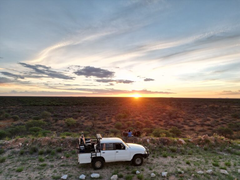 Otjimbuku wunderschoene Jagdfarm in Namibia. Sonnenuntergang Namibia.
