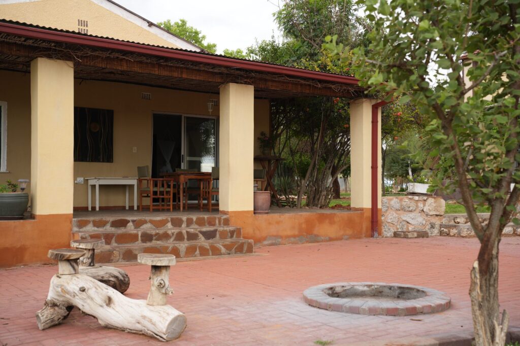 Rustikales Farmhaus in Namibia mit Feuerstelle und dekorativen Jagdtrophäen an den Wänden