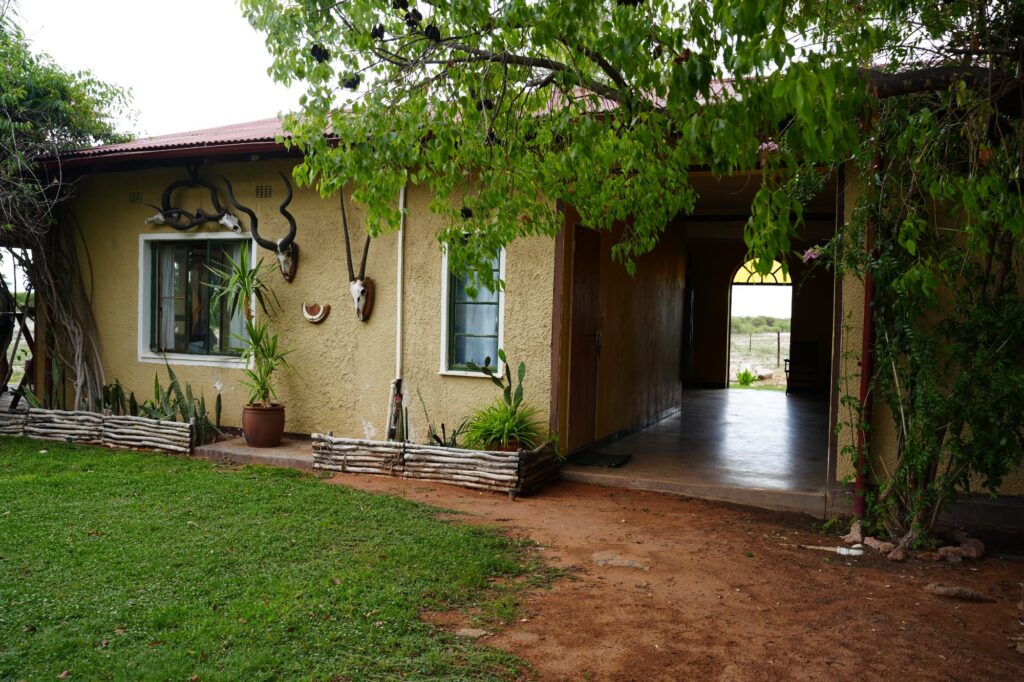 Traditionelles Farmhaus mit Jagdtrophäen und Hörnern an der Wand – authentisches Farmleben in Namibia.