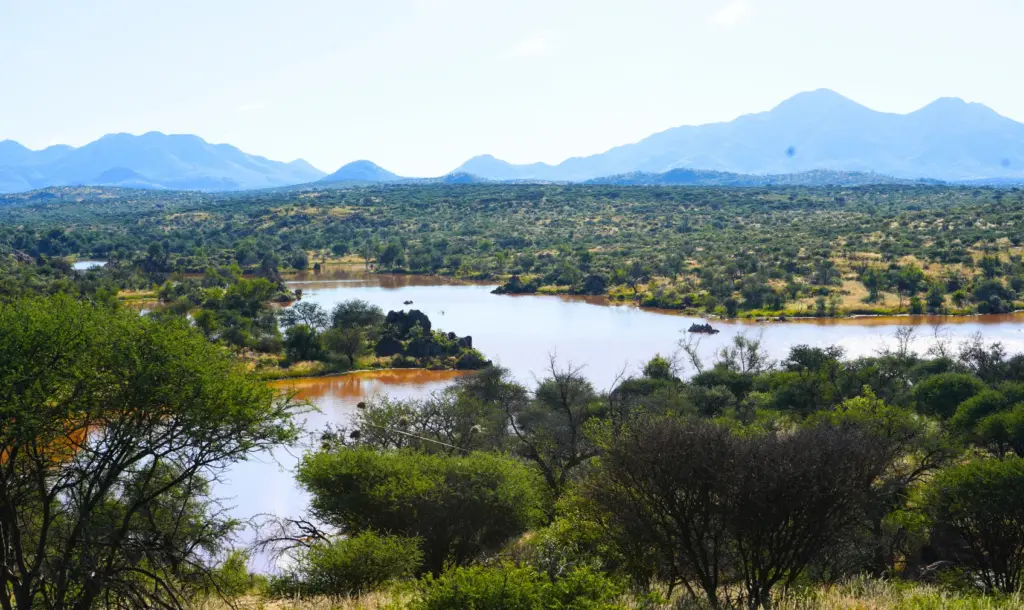 Damm im Khomas Hochland mit Bergen im Hintergrund – Naturparadies Namibia