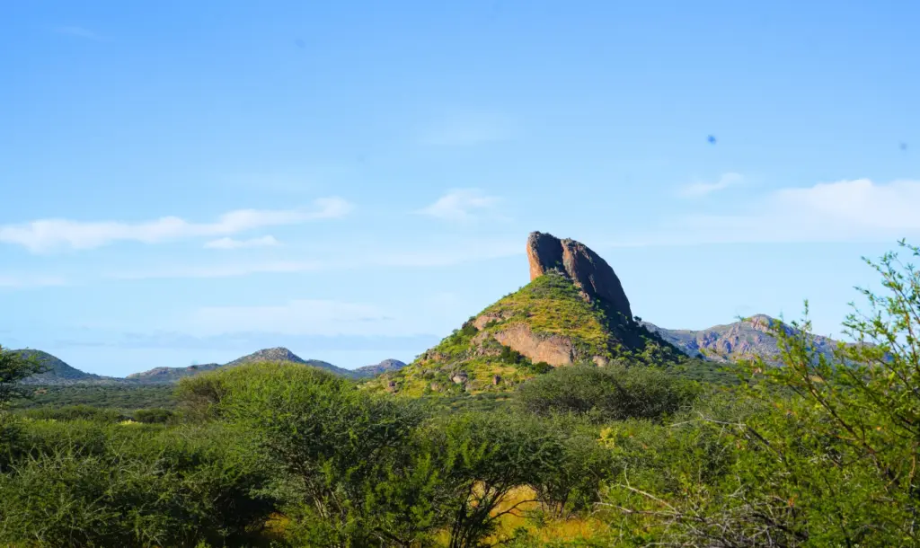 Beeindruckende Felsformationen im Khomas-Hochland mit weiter Savannenlandschaft in Namibia