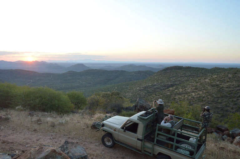 Jagdfarm Okondura, Landschaft und Sonnenuntergang in Namibia.