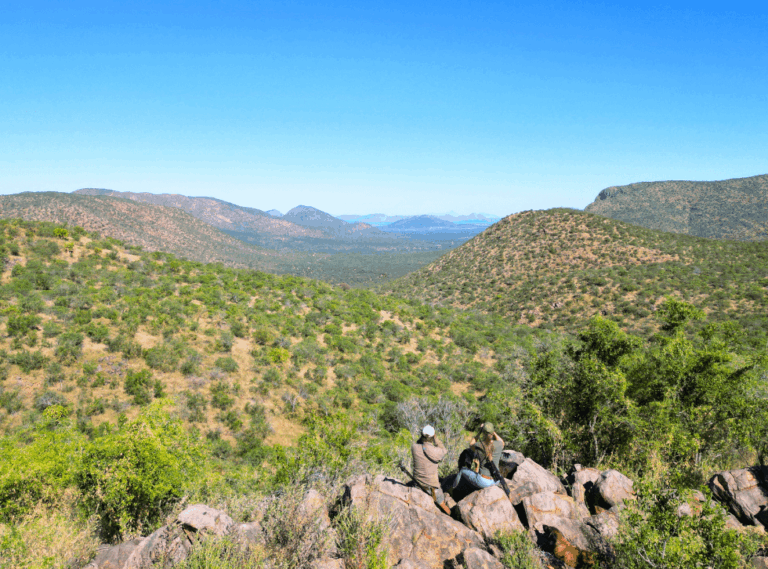 jagdfarm-okondura-namibia-ueberblick-erongo-berge-abglasen