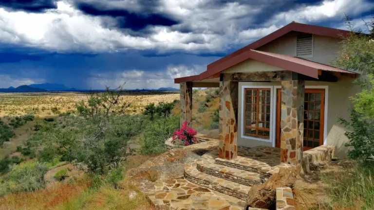 The EcoHunter – Lodge der Jagdfarm Haris nahe Windhoek mit dramatischem Himmel