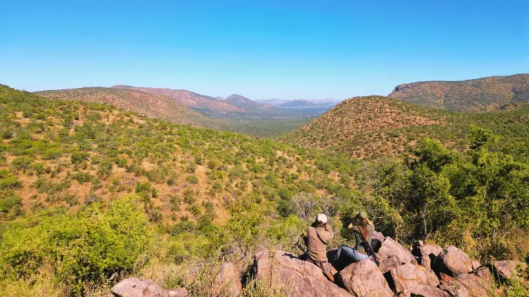The EcoHunter – Panorama der Jagdfarm Okondura im Erongo-Gebiet mit zwei Jägern