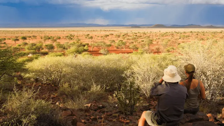 The EcoHunter – Rote Kalahari-Landschaft auf der Jagdfarm Onverwacht mit zwei Beobachtern