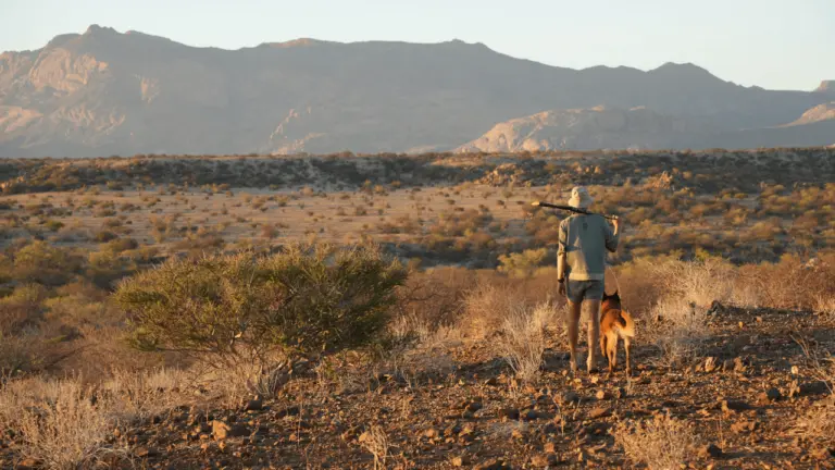 The EcoHunter – Jäger mit Hund im Jagdgebiet Reficiens im Erongo-Gebirge